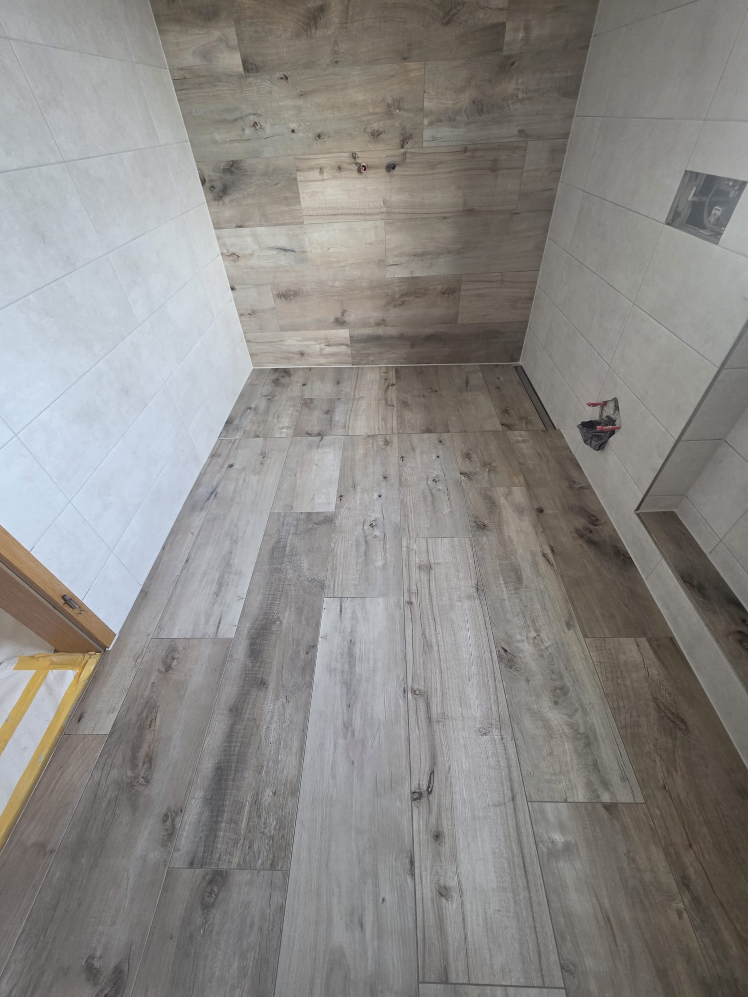 Gesamtansicht Bad mit Holzfliesen Boden und Wand